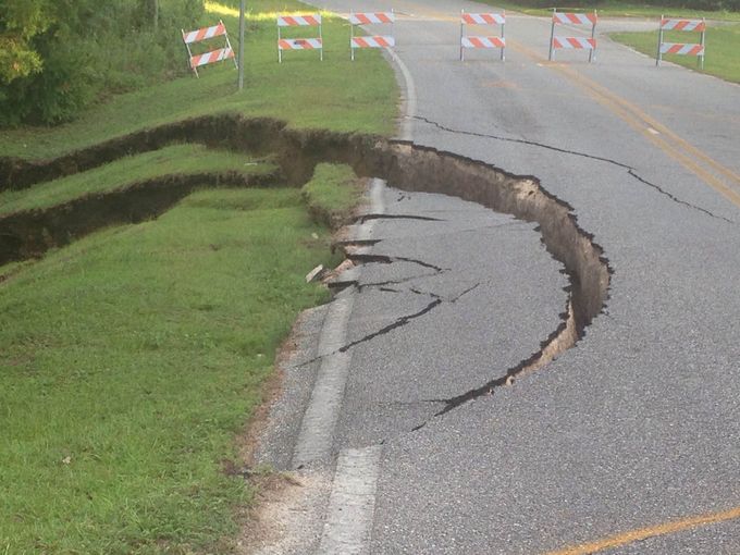The giant sinkhole swallowed part of the road in Madison, Florida, sinkhole, florida sinkhole, madison sinkhole florida, florida sinkhole video july 2014, madison sinkhole july 2014, madison sinkhole florida video july 2014, usgs sinkhole survey july 2014, sinkhole survey FGS july 2014, Massive sinkhole opens up in Madison, Florida - July 14 2014. Photo: WTSP NEWS