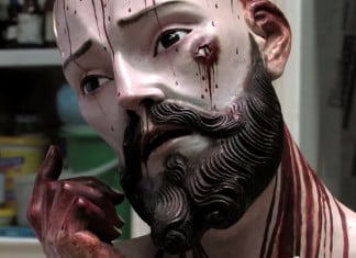 Jesus Christ statue with human teeth, Jesus Christ statue with human teeth, video, jesus human teeth, jesus statue human teeth, real human teeth found in Christ statue, christ statue with real human teeth, Real teeth have been found in this weird and bloody Jesus Christ statue in Mexico. Photo: Youtube video