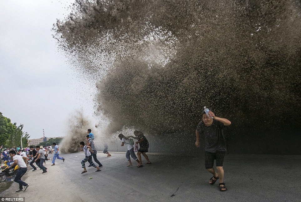 Tidal Bores, Tidal Bore, Tidal Bore 2014, Tidal Bore photo, Tidal Bores At Qiantang River, Tidal Bores At Qiantang River photo, Tidal Bores At Qiantang River video, Tidal Bores At Qiantang River, Tidal bores forming at Qiantang River in China are the largest in the world, Tidal Bore china 2014 photo and video, This gigantic waves smash along the Qiantang River with furious power sometimes endangering people lives