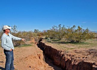 arizona crack, arizona fissure, giant crack arizona, giant erth fissure arizona