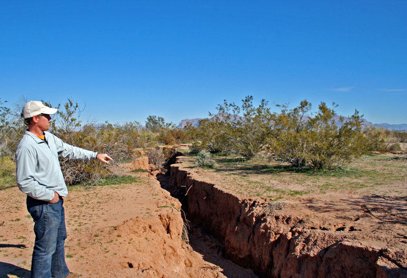 arizona crack, arizona fissure, giant crack arizona, giant erth fissure arizona