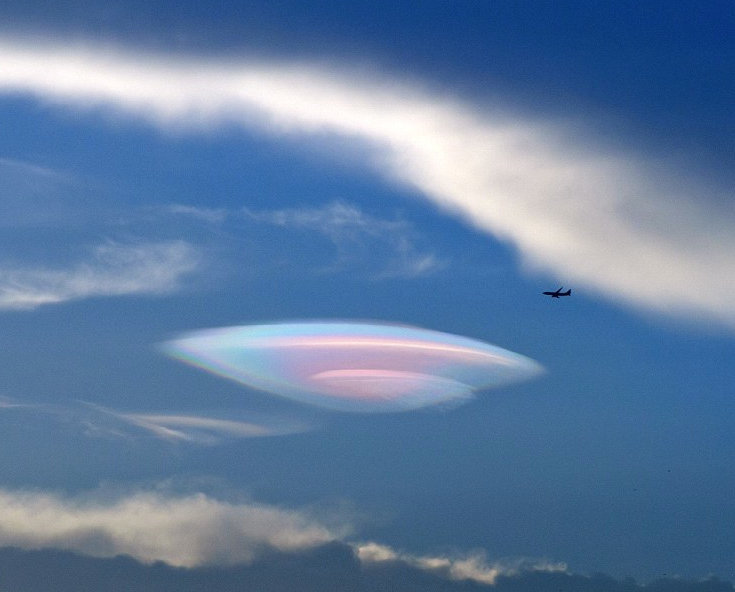 lenticular clouds, fire rainbow clouds, iridescent ufo-shaped cloud, multicolor ufo-shaped lenticular cloud over china, photo iridescent lenticular cloud, photo iridescent ufo-shaped lenticular clouds over china, fire rainbow lenticular clouds china july 2014, Have you ever seen that: A giant iridescent lenticular clouds? It appeared over China on August 4 2014, strange cloud, iridescent cloud, lenticular clouds, giant mysterious cloud, China, earthquake sign, photo