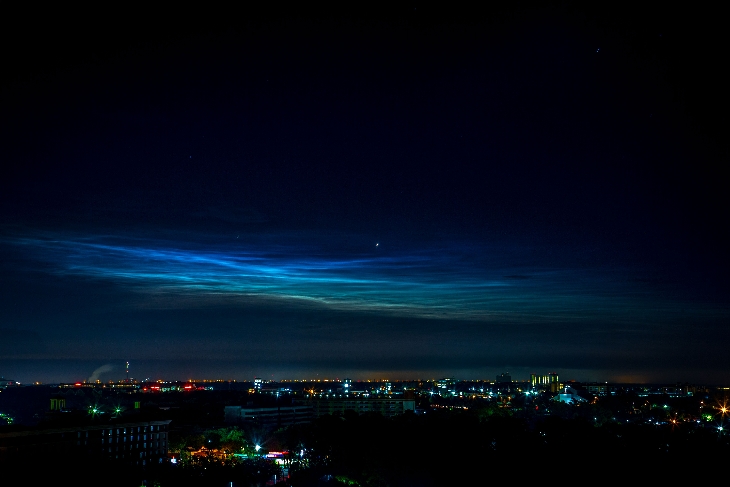 man-made noctilucent clouds, man-made clouds, man-made noctilucent clouds florida august 2014, noctilucent clouds orlando florida august 2014, rocket launch creates noctilucent clouds over florida august 2014, man-made noctilucent clouds over florida after rocket launch, rocket launch preoduces noctilucent clouds over Orlando Florida august 2 2014, man-made noctilucent clouds orlando august 5 2014, These man-made noctilucent clouds were photographed over Orlando (Florida) just after a rocket Launch. Photo: Mike Bartils, chemtrail, noctilucent clouds, man-made clouds, man-made noctilucent clouds, rocket launch, cap canaveral, august 2014, photo