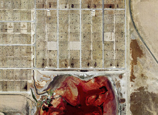 Mystery blood pool at industrial beef farm, blood pool at Coronado Feeders, red-blood lagoon at industrial beef farm, red lagoon at beef farm, why is waste lagoon blood-red at beef farm, Could anybody enlighten me and tell me wtf is this blood pool at Coronado Feeders, a Texas industrial beef farm in Delhart? Mystery debunked!, Why is this waste lagoon at Coronado Feeders, Delhart, TX, an industrial beef farm blood-red?