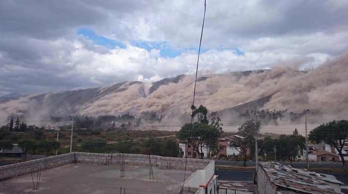 quito earthquake , quito earthquake  landslide, deadly earthquake quito, quito deadly earthquake august 2014, quito earthquake 2014 landslide, Huge clouds of dust can be seen in the hills during the shaking. Photo: Twitter