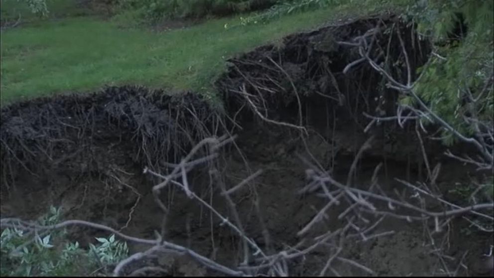 sinkhole Indiana, indiana sinkhole, Sinkhole problem in NW Indiana divided among 3 cities sinkhole indiana 3 cities, sinkhole problem indiana, Giant Sinkhole Consumes Indiana Couple's Backyard, Giant Sinkhole Consumes Indiana Couple's Backyard after heavy rain on 25 août 2014. Photo: Youtube video