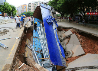 sinkhole, sinkhole photo, sinkhole photo china, most amazing sinkhole photo, amazing photo of sinkhole: truck swallowed by giant sinkhole in China, sinkhole swallows truck in Guangxi, OMG! A truck swallowed by a giant sinkhole in China!