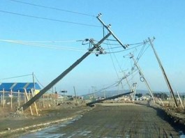 strong wing punta arenas, apocalyptic weather punta arenas, strong winda punta arenas, wind storm chile august 2014, Power masts almost down due to violent winds in Punta Arenas. Photo: Facebook