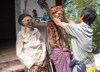 toraja ancient ritual, toraja zombie, toraja death ritual, MaiNene, The Ceremony of Cleaning Corpses, Toraja, MaiNene - The Ceremony of Cleaning Corpses - Toraja, Torajas love their deads... And on one day they even dig them up for a zombie parade.