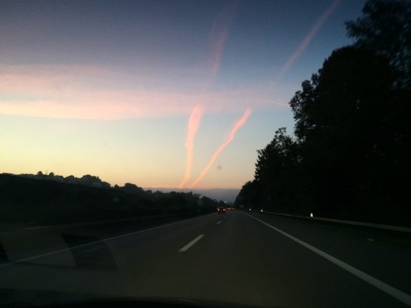 So what the hell is this highway to heaven? Contrails or chemtrails? Photo: 20min, So what the hell is this highway to heaven? Photo: 20min, The two mysterious stripes were clearly visible in Graubünden. Photo: 20min, chemtrail, chemtrail photo, chemtrail photo switzerland september 2014, chemtrail switzerland, chemtrail CH 2014, chemtrail september 2014 switzerland, swiss chemtrail 2014, chemtrail switzerland september 2014 photo, Chemtrail conspiracy theory: Mysterious stripes in the sky over Hinwil. Photo: 20 min