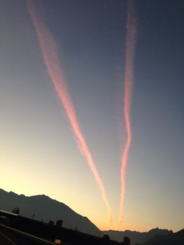 At least, these two mysterious stripes were an eerie sky phenomena. Photo: 20min, chemtrail, chemtrail photo, chemtrail photo switzerland september 2014, chemtrail switzerland, chemtrail CH 2014, chemtrail september 2014 switzerland, swiss chemtrail 2014, chemtrail switzerland september 2014 photo, Chemtrail conspiracy theory: Mysterious stripes in the sky over Hinwil. Photo: 20 min