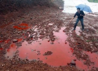 red water, red water photo, red water pollution, red water contamination, water pollution photo, bllod red water, The water and the soil turned red after a dye company released its industrial wastewater on September 15 2014. Photo: REUTERS/Stringer