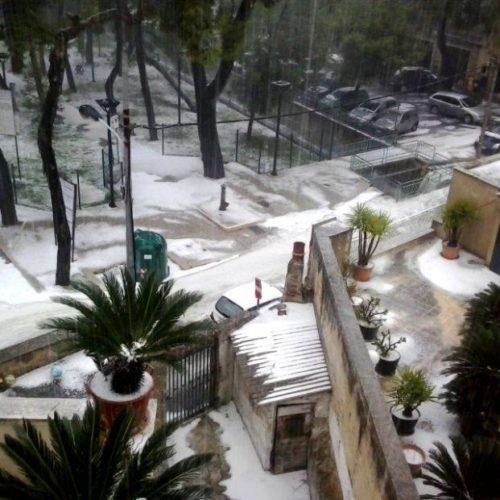 Streets and garden covered by hail in south-eastern Italy! Freaky!, Cars are covered by ail after storms in Puglia., hail storm, hail storm italy, hail storm puglia, hail storm apocalypse pugliy italy, Hail apocalypse in Brindisio (Fasano) on October 7 2014!, Maltempo nel Brindisino (Fasano), Maltempo, la “coda” del ciclone colpisce la Puglia: forti temporali, grandinate eccezionali