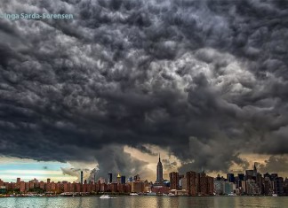 Strange and menacing clouds swallow the buildings on New York on September 30, 2014. Photo: Twitter