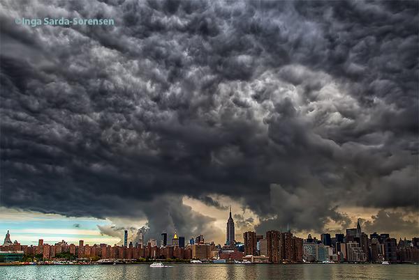 Strange and menacing clouds swallow the buildings on New York on September 30, 2014. Photo: Twitter, strange clouds, strange clouds New York, menacing clouds New York, apocalyptical clouds over New York, photo of apocalypse in New York, New York strange clouds photo, Strange Clouds Engulf Buldings of Manhattan - New York Apocalypse