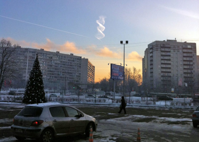DNA cloud over Moskow on December 24, 2012, helix cloud moscow russia, helix cloud, dna cloud, strange clouds, strange clouds:helix cloud moscow russia, double helix DNA cloud contrail moscow russia