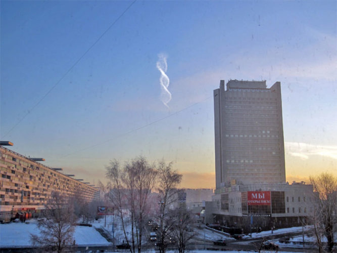 DNA cloud over Moskow on December 24, 2012, helix cloud moscow russia, helix cloud, dna cloud, strange clouds, strange clouds:helix cloud moscow russia, double helix DNA cloud contrail moscow russia