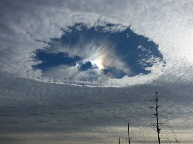 Rainbow in hole punch cloud over Iowa on Christmas day 2014, hole punch cloud rainbow iowa christmas 2014, hole punch cloud iowa christmas 2014, Fallstreak hole iowa christmas 2014, strange cloud over iowa christmas 2014, strange cloud phenomenon pict: fallstreak cloud iowa, hole punch cloud iowas december 25 2014, Plenty of fallstreak holes also known as hole punch cloud appeared in the sky over Iowa on Christmas, December 25, 2014.