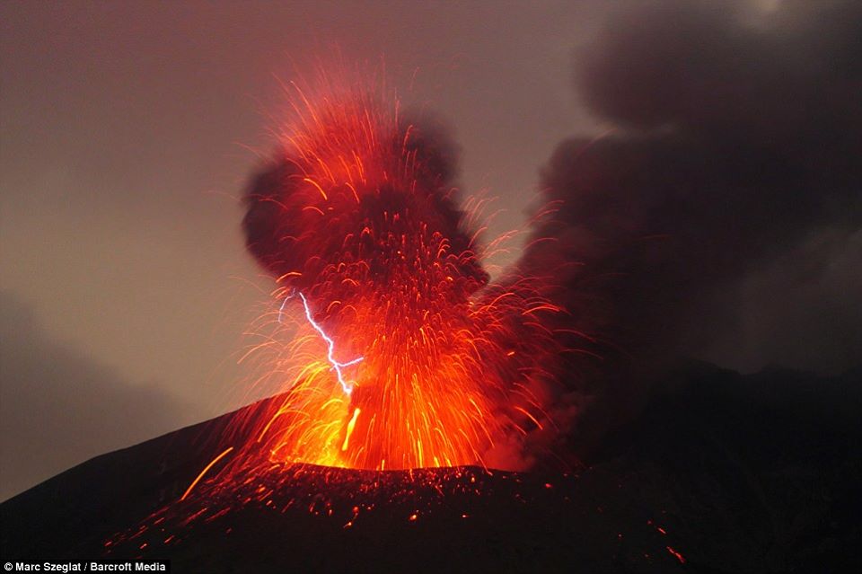 volcanic lightning, volcanic lightning video, volcanic lightning Sakurajima volcano, volcanic lightning photo, lightning volcano eruption video and photo
