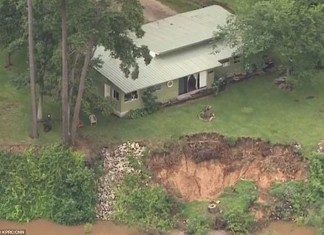 sinkhole highlands texas flooding may 2015, giant sinkhole highlands texas may 2015, highlands texas sinkhole, highlands sinkhole texas floods, giant sinhole swallows garden in Highlands texas may 2015