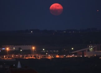blood moon june 2015, blood fullmoon june 2015, red fullmoon june 2015, blood red fullmoon over Hungary june 2015, blood red full moon over Hungary june 2015, An amazing red fullmoon rose over Hungary on June 3 2015. A great sky phenomenon while waiting for the last red fullmoon total eclipse (Tetrad)
