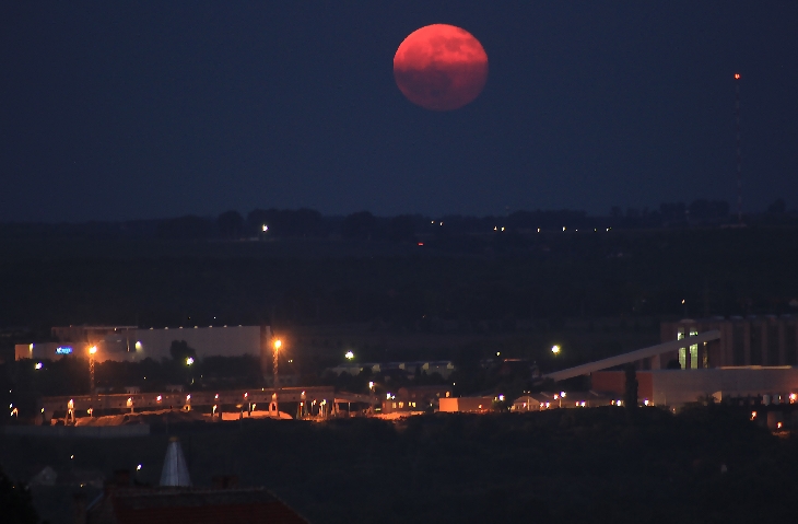 blood moon june 2015, blood fullmoon june 2015, red fullmoon june 2015, blood red fullmoon over Hungary june 2015, blood red full moon over Hungary june 2015, An amazing red fullmoon rose over Hungary on June 3 2015. A great sky phenomenon while waiting for the last red fullmoon total eclipse (Tetrad)