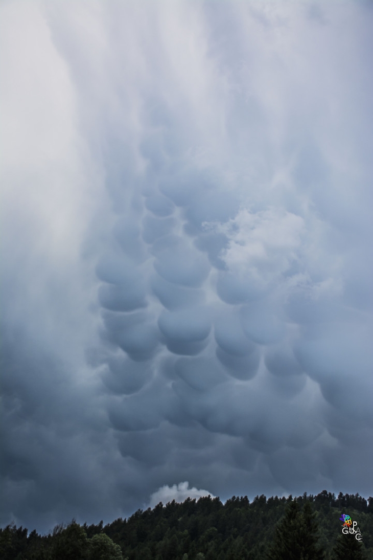 mammatus italy june 2015, mammatus cloud italy june 2015, mammatus cloud rome june 2015, mammatus cloud june 2015, Mammatus clouds falling from the sky, Mammatus often appear before a strong storm, Udders in the sky?