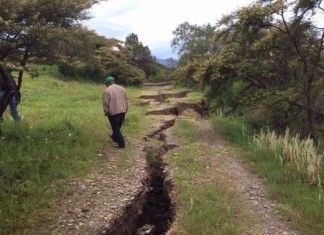 giant crack mexico 2015, giant crack mexico august 2015, crack mexico august 2015, earth crack oaxaca august 2015, oaxaca crack 2015, mexico trench august 2015