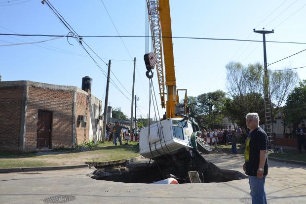 sinkhole august 2015, sinkhole news august 2015, cement truck swallowed by sinkhole, sinkhole cement truck, cement truck sinkhole photo argentina, sinkhole Corrientes argentina