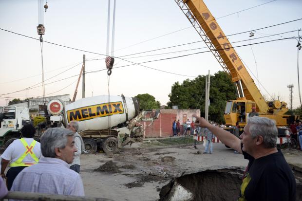 sinkhole august 2015, sinkhole news august 2015, cement truck swallowed by sinkhole, sinkhole cement truck, cement truck sinkhole photo argentina, sinkhole Corrientes argentina