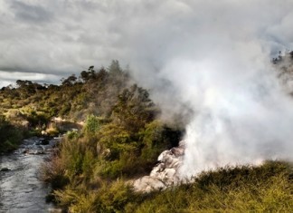 Papakura geyser eruption 2015, Papakura geyser eruption 2015 video, NZ Papakura geyser eruption 2015, seismic unrest nz 2015, volcanic geyser erupts after 30 years of dormancy in New Zealand, New Zealand geyser rebirth september 2015