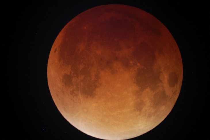 blood moon, blood moon pictures, blood moon pictures september 27 2015, lunar eclipse september 2015 pictures, supermoon lunar eclipse pictures 2015, supermoon total eclipse, supermoon eclipse september 2015, best pictures total lunar eclipse september 2015, best photos blood moon september 27 2015, blood moon lunar eclipse best pictures, A dark blood red supermoon in the sky of Cochranville, Pennsylvania on September 27, 2015