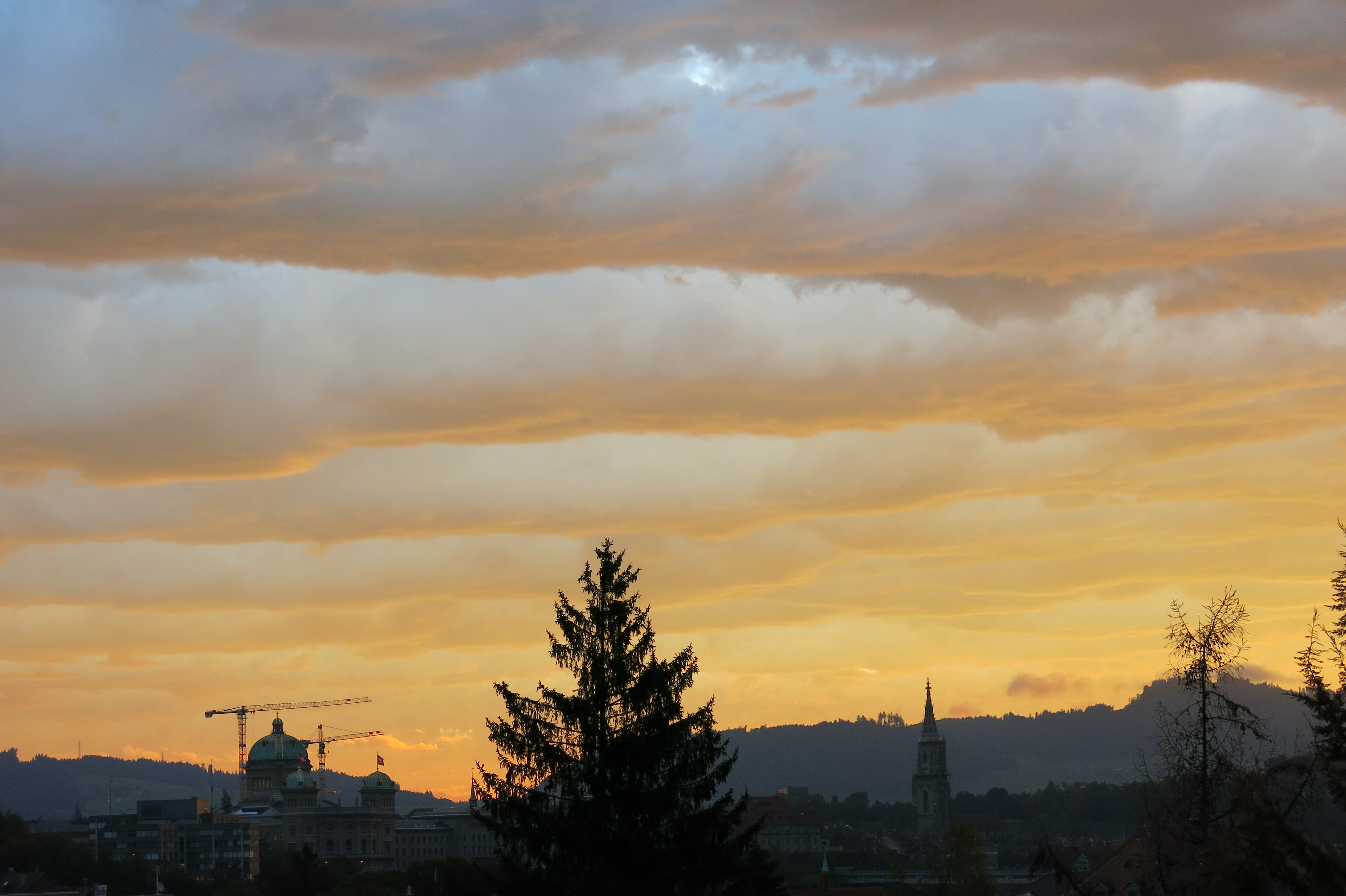 roll cloud, roll cloud picture, roll cloud asperatus undulatus, roll cloud october 2015, roll cloud bern october 2015, A series of mysterious clouds roll over Bern, Roll clouds mixed with Undulatus Asperatus, 