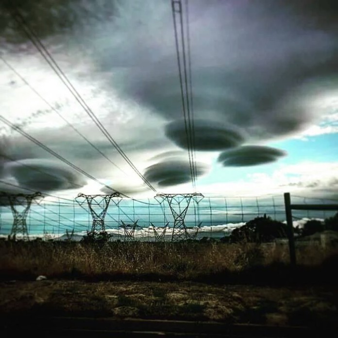 Ufo lenticular clouds over Cape Town in pictures and videos - Strange