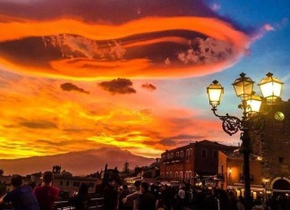 lenticular clouds italy, lenticular clouds lotejanni italy, lenticular clouds etna italy, sky on fire, lenticular cloud picture, This fiery lenticular cloud formed in the sunset sky of Italy on November 21 2015