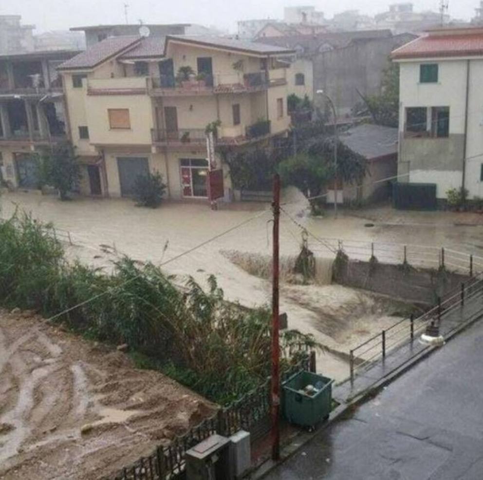 extreme weather calabria, calabria floods, floods in Calabria november 2015, extreme flooding calabria and sicily november 2015, violent surges flash floods calabria sicily