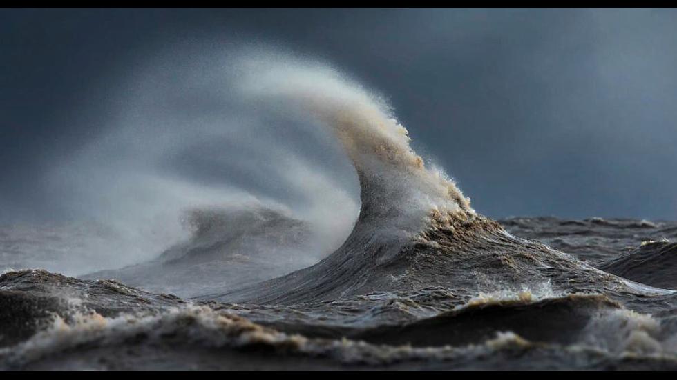 Lake Erie Storms wave, waves lake erie, wave picture, best wave pictures, lake erie storm create giant waves, great lake waves, great lake waves form giant mountain, mountain liquid, mountain liquid by Dave Sandford, waves by Dave Sandford