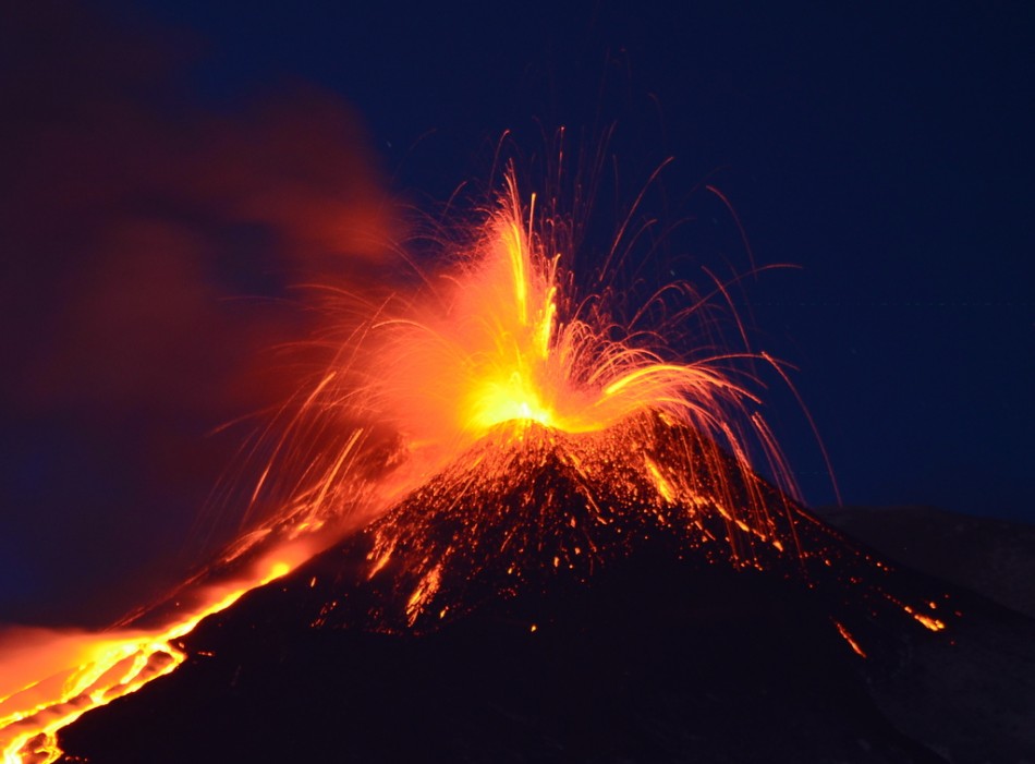 etna eruption, etna eruption pictures, best etna eruption photo, etna eruption at night, etna eruption december 10 2015, etna volcano eruption night eruption dec 2015 picture