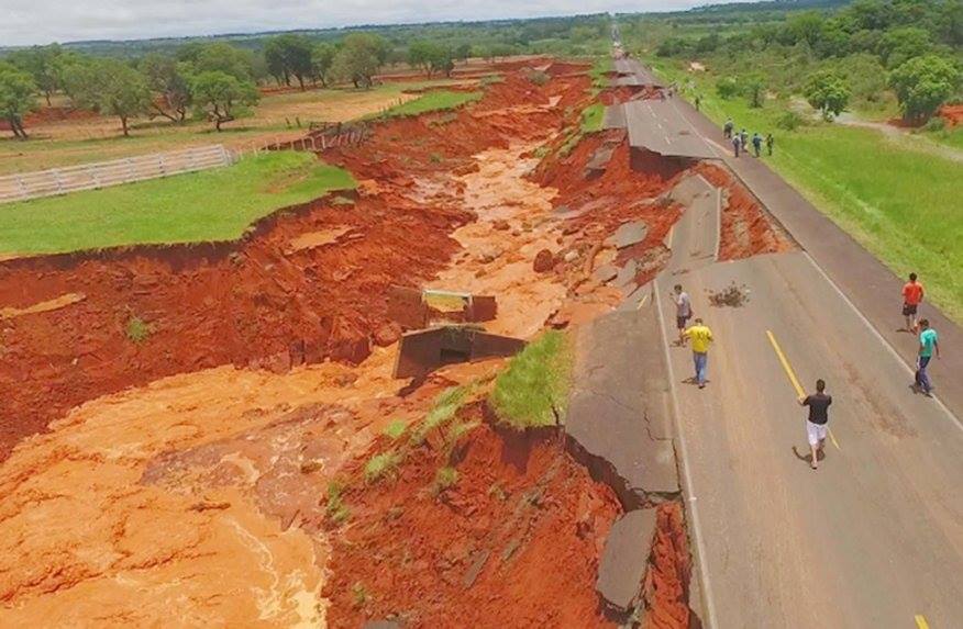 giant crack paraguay, giant crack paraguay video, giant crack paraguay photo, giant crack paraguay picture, route III destroyed by overflow, route swallowed in Paraguay, road collapse paraguay, giant crack destroys road in paraguay