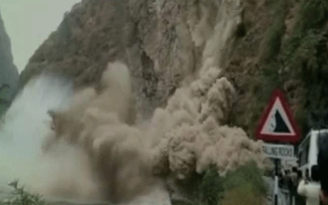 landslide india, Chandigarh-Manali highway blocked after major landslide, Landslide at Manali Chandigarh Highway, giant landslide blocks highway in India, India landslide highway, highway blocked by giant landslide in India