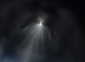 mysterious light russia, launch Soyuz pictures, launch of Soyuz baffles russia, amazing image of soyuz lauch december 15 2015, What is this mysterious light photographed from ISS in the sky of Russia?