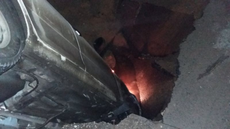 sinkhole tver, sinkhole swallows mother and girl tver, sinkhole russia dec 2015, sinkhole news 2015, sinkhole swallows car, sinkhole swallows car woman and girl tver dec 2015, sinkhole news 2015 pictures, sinkhole tver video, 