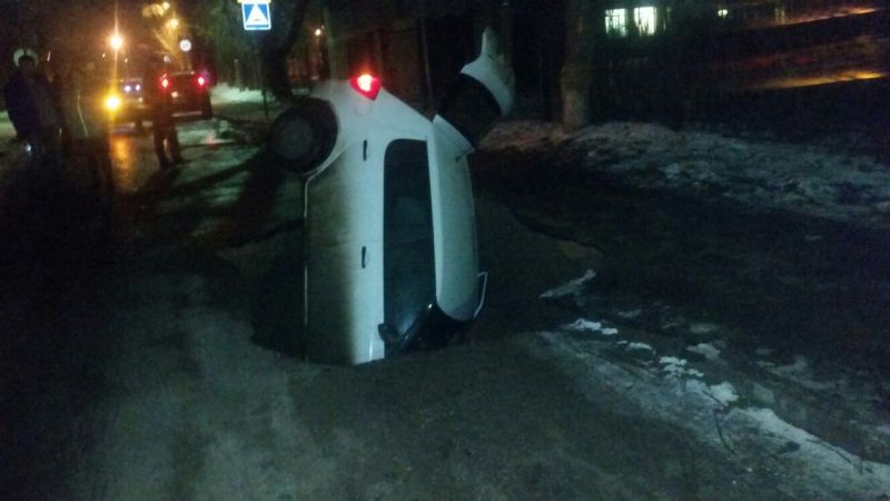 sinkhole tver, sinkhole swallows mother and girl tver, sinkhole russia dec 2015, sinkhole news 2015, sinkhole swallows car, sinkhole swallows car woman and girl tver dec 2015, sinkhole news 2015 pictures, sinkhole tver video, 