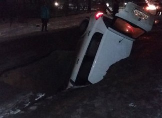 sinkhole tver, sinkhole swallows mother and girl tver, sinkhole russia dec 2015, sinkhole news 2015, sinkhole swallows car, sinkhole swallows car woman and girl tver dec 2015, sinkhole news 2015 pictures, sinkhole tver video,