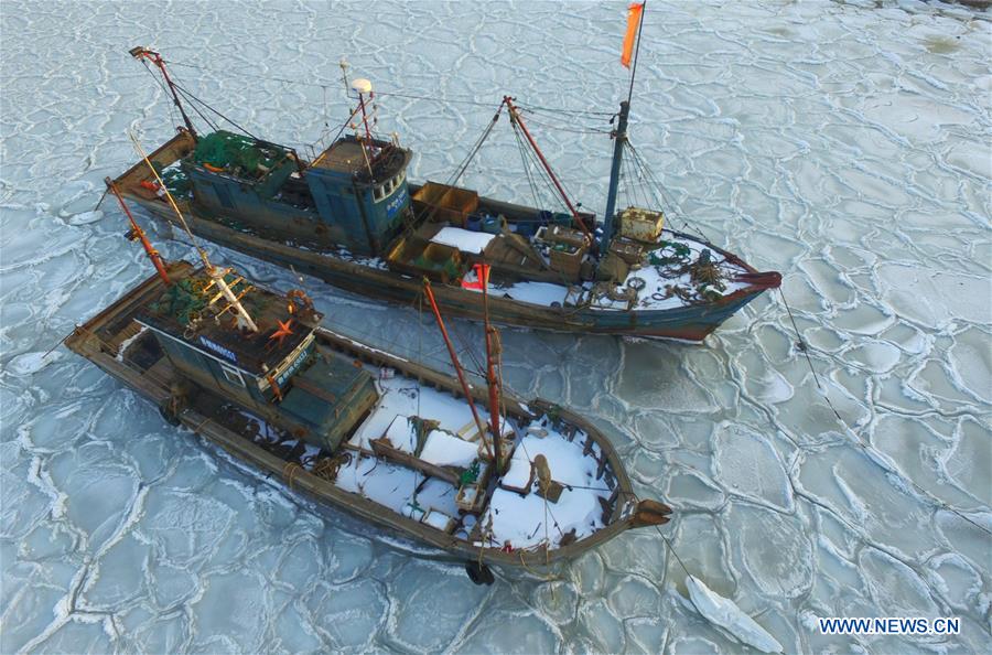 sea ice traps boat china, china cold wave, cold wave in china traps boats in ice, ice traps boats in china, china cold wave pictures, china boats trapped in ice pictures
