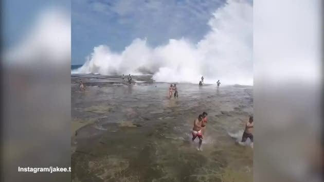 giant rogue wave sydney, giant wave sydney, monster wave sydney, monster rogue wave sydney injures people, monster wave sydney january 9 2016, monster wave sydney january 9 2016 video, video monster wave wipes out people in sydney