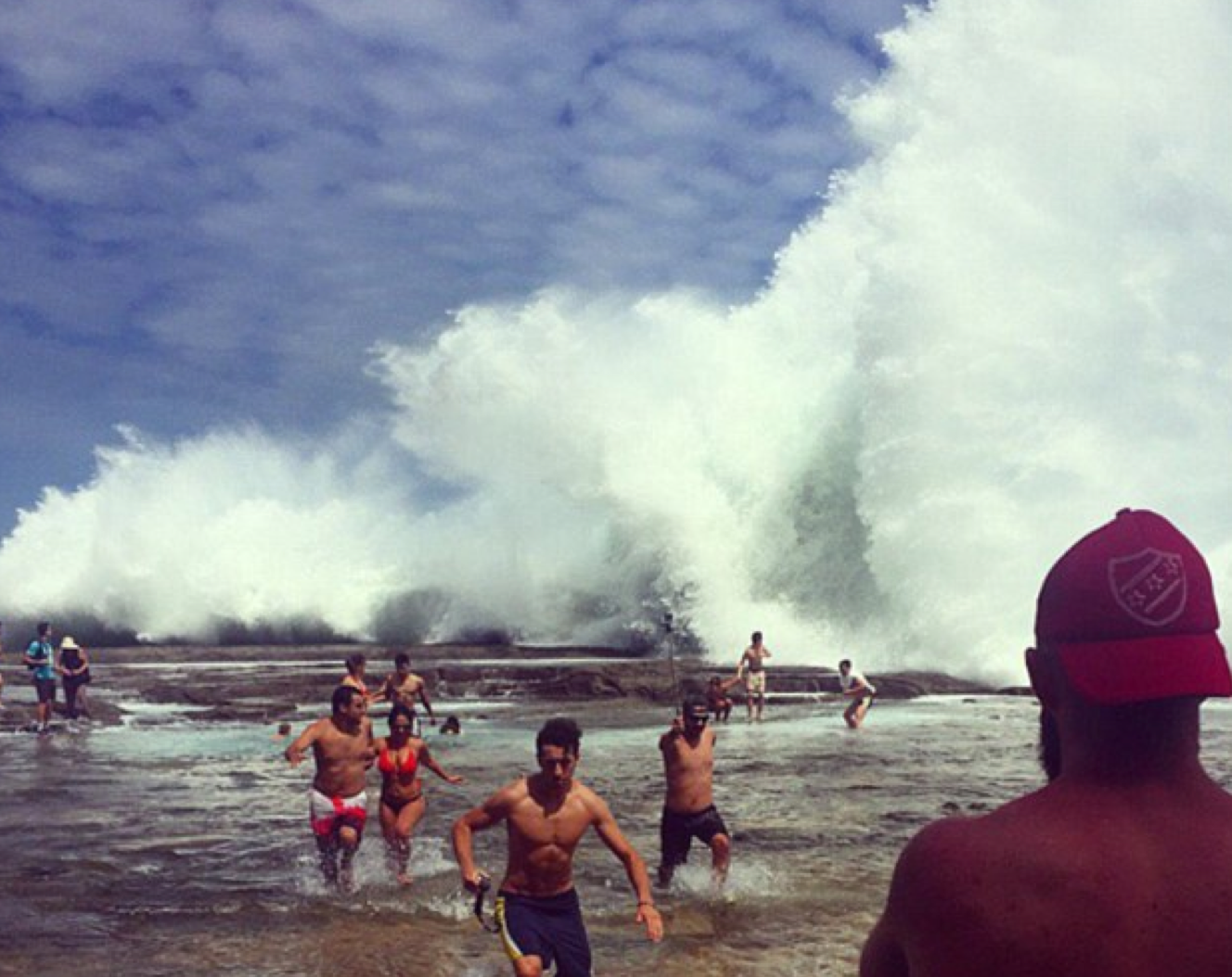 giant rogue wave sydney, giant wave sydney, monster wave sydney, monster rogue wave sydney injures people, monster wave sydney january 9 2016, monster wave sydney january 9 2016 video, video monster wave wipes out people in sydney