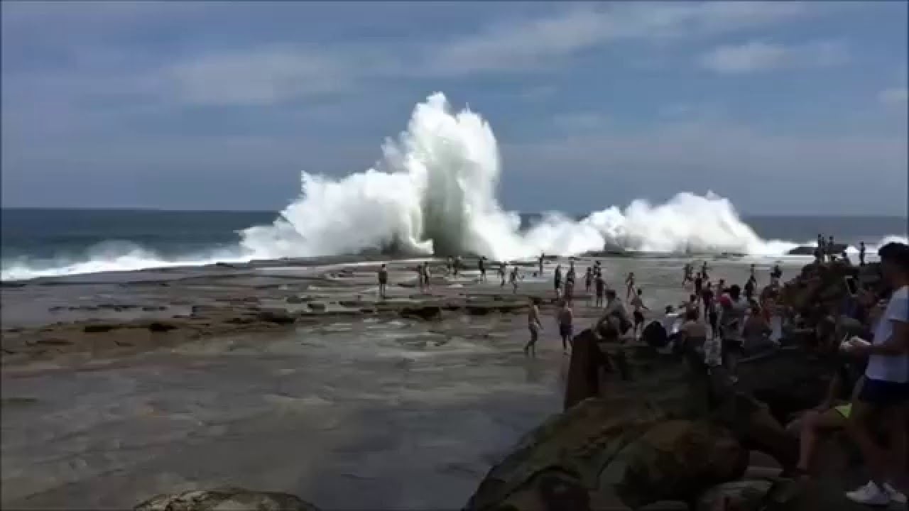 Giant Rogue Wave Slams Into Swimmers In Sydney Video Strange Sounds