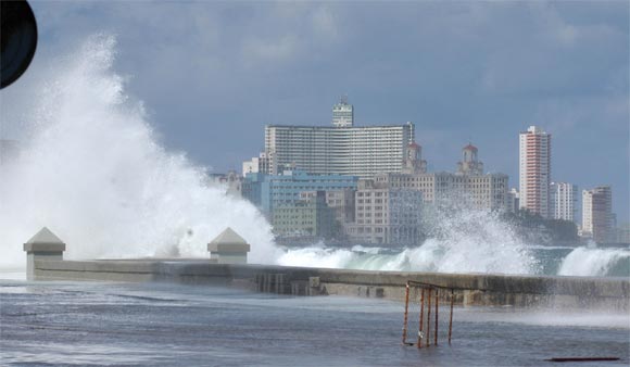 giant waves flood havana cuba, cuba havana flood, flooding havana, malecon havana flood, Malecón de La Habana se inunda con olas de 3 metros, Penetración del mar en el Malecón de La Habana, havana flooded, floods havana cuba, havana flooded by giant waves, Giant waves flood Havana Cuba, malecon flooded, havana flooded, cuba flooded by giant waves, Giant waves flood The Malecón in Havana Cuba, Giant waves flooded The Malecón in Havana, Cuba on January 17, 2016 after a monster oceanic storm created 3-meter-high monster waves. 