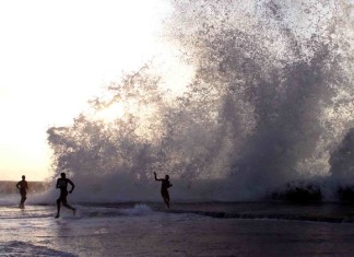 giant waves flood havana cuba, cuba havana flood, flooding havana, malecon havana flood, Malecón de La Habana se inunda con olas de 3 metros, Penetración del mar en el Malecón de La Habana, havana flooded, floods havana cuba, havana flooded by giant waves
